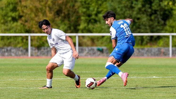 v.li.: Gwangin Lee (Gwang-in, SGV, 17), Muhammed Damar (Hoffenheim, 10), Zweikampf, Spielszene, Duell, duel, tackle, tackling, Dynamik, Action, Aktion, 18.07.2026, Bad Friedrichshall (Deutschland), Fussball, Testspiel, TSG 1899 Hoffenheim - SGV Heilbronn-Freiberg, DFB DFL REGULATIONS PROHIBIT ANY USE OF PHOTOGRAPHS AS IMAGE SEQUENCES AND OR QUASI-VIDEO. *** v li Gwangin Lee Gwang in, SGV, 17, Muhammed Damar Hoffenheim, 10, tackle, game scene, duel, tackle, tackling, dynamic, action, 18 07 2026, Bad Friedrichshall, Germany, soccer, friendly match, TSG 1899 Hoffenheim vs. SGV Heilbronn Freiberg, DFB and DFL regulations prohibit any use of photographs as image sequences and or quasi-video xozx