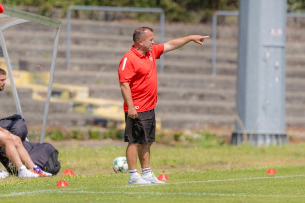 Ingolstadt, Deutschland 18. Juli 2026: Bayernliga Nord - 2026 2027 - Sp. 1 - FC Ingolstadt 04 II gegen FSV Stadeln Im Bild: Trainer Manfred Dedaj (Stadeln) gestikuliert auf dem Spielfeld. ESV Stadion Bayern *** Ingolstadt, Germany, July 18, 2026; Bayernliga Nord 2026–2027; Match 1: FC Ingolstadt 04 II vs. FSV Stadeln; Pictured: Stadeln coach Manfred Dedaj gesturing on the field at the ESV Stadium in Bavaria Copyright: xFotostandx xSchäferx