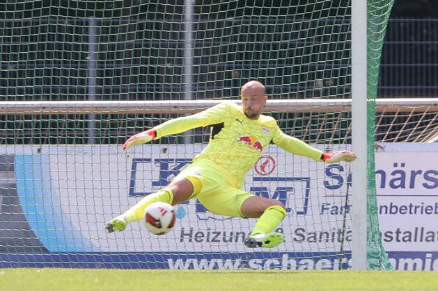 18.07.2026, xtgx, Fussball Testspiel, RB Leipzig - VSG Altglienicke emspor, v.l. Leopold Zingerle (Leipzig, 25) Parade, haelt den Ball, faengt den Ball, pariert (DFL DFB REGULATIONS PROHIBIT ANY USE OF PHOTOGRAPHS as IMAGE SEQUENCES and or QUASI-VIDEO) Markranstädt *** July 18, 2026, xtgx, Soccer Friendly Match, RB Leipzig vs. VSG Altglienicke on emspor, from left: Leopold Zingerle (Leipzig), 25 saves, stops the ball, catches the ball, makes a save. DFL and DFB regulations prohibit any use of photographs as image sequences and or quasi-video. Markranstädt