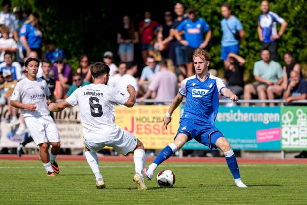 v.li.: Lukas Laupheimer (SGV, 6), Mats Rots (Hoffenheim, 39, Neuzugang), Zweikampf, Spielszene, Duell, duel, tackle, tackling, Dynamik, Action, Aktion, 18.07.2026, Bad Friedrichshall (Deutschland), Fussball, Testspiel, TSG 1899 Hoffenheim - SGV Heilbronn-Freiberg, DFB DFL REGULATIONS PROHIBIT ANY USE OF PHOTOGRAPHS AS IMAGE SEQUENCES AND OR QUASI-VIDEO. *** From left: Lukas Laupheimer (SGV), 6; Mats Rots (Hoffenheim), 39; new signing; tackle; game scene; duel; tackle; tackling; dynamism; action; July 18, 2026, Bad Friedrichshall, Germany, soccer, friendly match, TSG 1899 Hoffenheim vs. SGV Heilbronn Freiberg, DFB and DFL regulations prohibit any use of photographs as image sequences and or quasi-video xozx