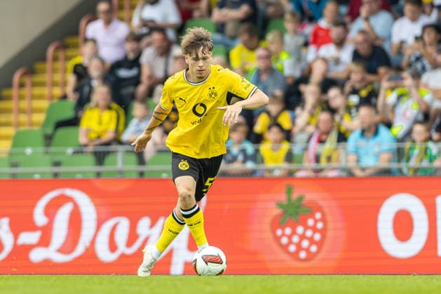 Jan-Luca Riedl (Borussia Dortmund) in Aktion, am Ball, Einzelaktion waehrend des Freundschaftsspiels in der Saisonvorbereitung zwischen Rot-Weiß Oberhausen und Borussia Dortmund im Stadion Niederrhein am 18. Juli 2026 in Oberhausen, Deutschland. (Foto von Mario Hommes DeFodi Images) +++ Jan-Luca Riedl (Borussia Dortmund) controls the ball during the during the pre-season friendly match between Rot-Weiss Oberhausen and Borussia Dortmund at Stadion Niederrhein on July 18, 2026 in Oberhausen, Germany. (Photo by Mario Hommes DeFodi Images) - *** Jan Luca Riedl of Borussia Dortmund in action, on the ball, making a solo run during the preseason friendly match between Rot-Weiss Oberhausen and Borussia Dortmund at Stadion Niederrhein on July 18, 2026, in Oberhausen, Germany. Photo by Mario Hommes, DeFodi Images. Jan Luca Riedl of Borussia Dortmund controls the ball during the preseason friendly match between Rot-Weiß Oberhausen and Borussia Dortmund at Stadion Niederrhein on July 18, 2026, in Oberhausen, Germany. Photo by Mario Hommes, DeFodi Images.