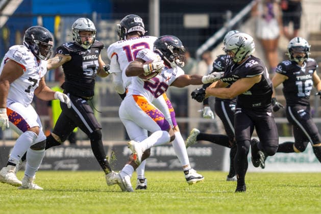 Antony Marvyn Bouembe (Frankfurt Galaxy, 26) uses a stiff arm, Frankfurt Galaxy vs Raiders Tirol, American Football, EFA, Week 10, 2026, 18.07.2026, Frankfurt a.M. PSD Bank Arena Germany Copyright: xFootxBowl BjörnxKecker_Keckenbax