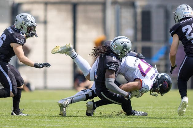 Adria Botella Moreno (Frankfurt Galaxy, 87) runs with the ball and is tackled by Trey Rucker (Raiders Tirol, 09), Frankfurt Galaxy vs Raiders Tirol, American Football, EFA, Week 10, 2026, 18.07.2026, Frankfurt a.M. PSD Bank Arena Germany Copyright: xFootxBowl BjörnxKecker_Keckenbax