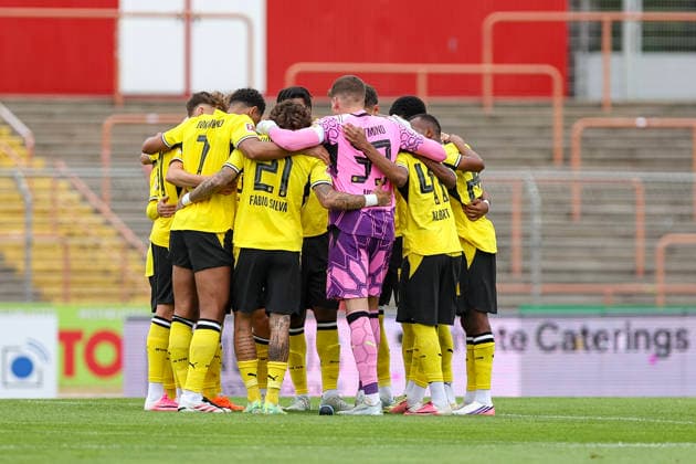 18.07.2026, GER, Fussball, Herren, Vorbereitungsspiel, Saison 2026 2027, Rot-Weiß Oberhausen - Borussia Dortmund die Spieler vom BVB bilden einen Teamkreis Oberhausen Stadion Niederrhein Nordrhein-Westfalen Deutschland *** July 18, 2026, GER, Soccer, Men s, Preseason Game, 2026–2027 Season, Rot-Weiß Oberhausen vs. Borussia Dortmund; the BVB players form a team circle at Oberhausen Stadium, Lower Rhine, North Rhine-Westphalia, Germany Copyright: xAdrianxSchlüterx