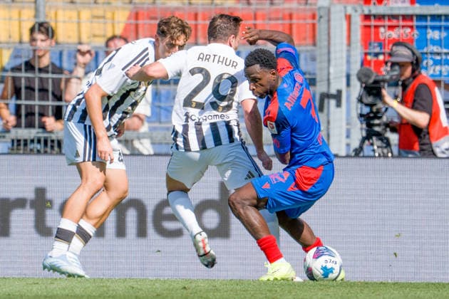 BASEL, SWITZERLAND - JULY 18: battles for the ball with L-R) Jonas Rouhi of Juventus, Michele Di Gregorio of Juventus, Philip Otele of Basel during the pre-season friendly match between FC Basel 1893 and Juventus at St. Jakob Stadium on July 18, 2026 in Basel, Switzerland. *** BASEL, SWITZERLAND, JULY 18: Battles for the ball between (from left to right) Jonas Rouhi of Juventus, Michele Di Gregorio of Juventus, and Philip Otele of Basel during the preseason friendly match between FC Basel 1893 and Juventus at St. Jakob Stadium on July 18, 2026, in Basel, Switzerland Copyright: xJustPictures.ch PascalxvonxBürenx jp-en-EuSpIm-Pavo_Fotografie-05745
