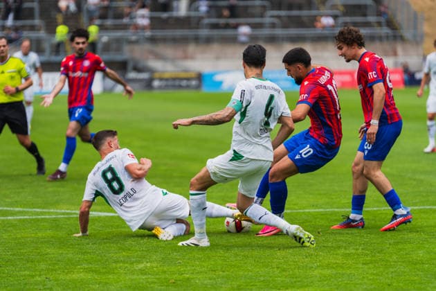 Enzo Leopold (Borussia Moenchengladbach, 08) graetscht Eren Albayrak (Wuppertaler SV, 10) den Ball am Strafraum weg, Kevin Diks (Borussia Moenchengladbach, 04) und Guiseppe Fabrizio Fili (Wuppertaler SV, 20) schauen zu Wuppertaler SV vs. Borussia Moenchengladbach, Fussball, Freundschaftsspiel, Saison 2026 27, 18.07.2026, Wuppertaler SV vs. Borussia Moenchengladbach, Fussball, Freundschaftsspiel, Saison 2026 27, 18.07.2026 Wuppertal *** Enzo Leopold of Borussia Mönchengladbach (No. 08) clears the ball away from the penalty area from Eren Albayrak of Wuppertaler SV (No. 10), Kevin Diks of Borussia Mönchengladbach (No. 04) and Guiseppe Fabrizio Fili of Wuppertaler SV (No. 20) watch as Wuppertaler SV faces Borussia Mönchengladbach in a soccer friendly during the 2026–27 season on July 18, 2026, Wuppertaler SV vs. Borussia Mönchengladbach, soccer, friendly match, 2026–27 season, July 18, 2026, Wuppertal Copyright: xEibner-Pressefoto LukasxBaldygax EP_LBA