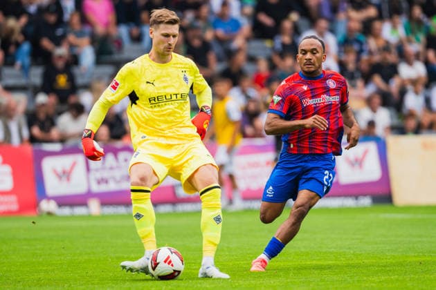 Moritz Nicolas (Borussia Moenchengladbach, 01) klaert vor Ariyou Ayinla (Wuppertaler SV, 27) Wuppertaler SV vs. Borussia Moenchengladbach, Fussball, Freundschaftsspiel, Saison 2026 27, 18.07.2026, Wuppertaler SV vs. Borussia Moenchengladbach, Fussball, Freundschaftsspiel, Saison 2026 27, 18.07.2026 Wuppertal *** Moritz Nicolas, Borussia Mönchengladbach, 01, clears the ball past Ariyou Ayinla, Wuppertaler SV, 27, Wuppertaler SV vs. Borussia Mönchengladbach, Soccer, Friendly Match, 2026–27 Season, July 18, 2026, Wuppertaler SV vs. Borussia Mönchengladbach, Soccer, Friendly Match, 2026–27 Season, July 18, 2026, Wuppertal Copyright: xEibner-Pressefoto LukasxBaldygax EP_LBA