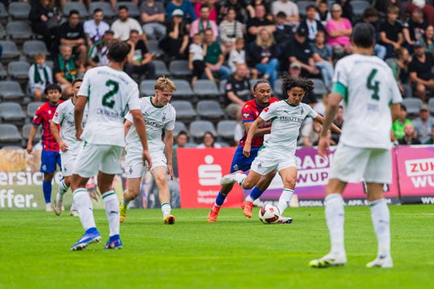 Ariyou Ayinla (Wuppertaler SV, 27) im Zweikampf mit Wael Mohya (Borussia Moenchengladbach, 36) Wuppertaler SV vs. Borussia Moenchengladbach, Fussball, Freundschaftsspiel, Saison 2026 27, 18.07.2026, Wuppertaler SV vs. Borussia Moenchengladbach, Fussball, Freundschaftsspiel, Saison 2026 27, 18.07.2026 Wuppertal *** Ariyou Ayinla (Wuppertaler SV), 27, in a tackle with Wael Mohya (Borussia Mönchengladbach), 36; Wuppertaler SV vs. Borussia Mönchengladbach, soccer, friendly match, 2026–27 season, July 18, 2026, Wuppertaler SV vs. Borussia Mönchengladbach, soccer, friendly match, 2026–27 season, July 18, 2026, Wuppertal Copyright: xEibner-Pressefoto LukasxBaldygax EP_LBA
