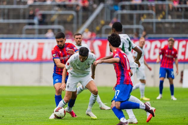 Eren Albayrak (Wuppertaler SV, 10) ) im Zweikampf mit Kevin Diks (Borussia Moenchengladbach, 04) Wuppertaler SV vs. Borussia Moenchengladbach, Fussball, Freundschaftsspiel, Saison 2026 27, 18.07.2026, Wuppertaler SV vs. Borussia Moenchengladbach, Fussball, Freundschaftsspiel, Saison 2026 27, 18.07.2026 Wuppertal *** Eren Albayrak of Wuppertaler SV, No. 10, in a tackle with Kevin Diks of Borussia Mönchengladbach, 04 Wuppertaler SV vs. Borussia Mönchengladbach, soccer, friendly match, 2026–27 season, July 18, 2026, Wuppertaler SV vs. Borussia Mönchengladbach, soccer, friendly match, 2026–27 season, July 18, 2026, Wuppertal Copyright: xEibner-Pressefoto LukasxBaldygax EP_LBA