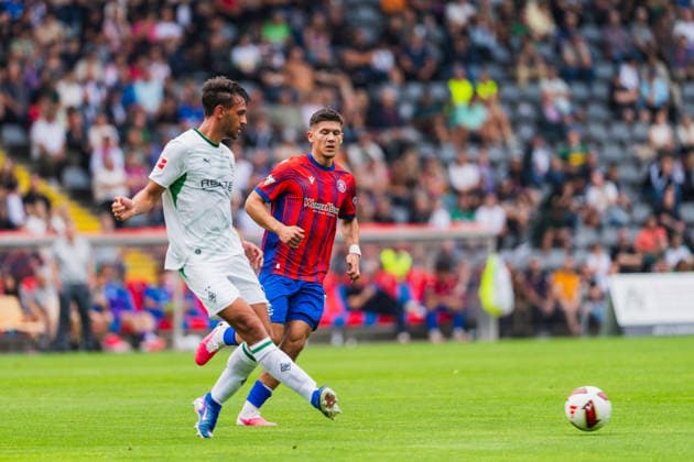 Fabio Chiarodia (Borussia Moenchengladbach, 02) klaert vor Duje Goles (Wuppertaler SV, 08) Wuppertaler SV vs. Borussia Moenchengladbach, Fussball, Freundschaftsspiel, Saison 2026 27, 18.07.2026, Wuppertaler SV vs. Borussia Moenchengladbach, Fussball, Freundschaftsspiel, Saison 2026 27, 18.07.2026 Wuppertal *** Fabio Chiarodia (Borussia Mönchengladbach), 02, clears the ball past Duje Goles (Wuppertaler SV), 08; Wuppertaler SV vs. Borussia Mönchengladbach, soccer, friendly match, 2026–27 season, July 18, 2026, Wuppertaler SV vs. Borussia Mönchengladbach, Soccer, Friendly Match, 2026–27 Season, July 18, 2026, Wuppertal Copyright: xEibner-Pressefoto LukasxBaldygax EP_LBA