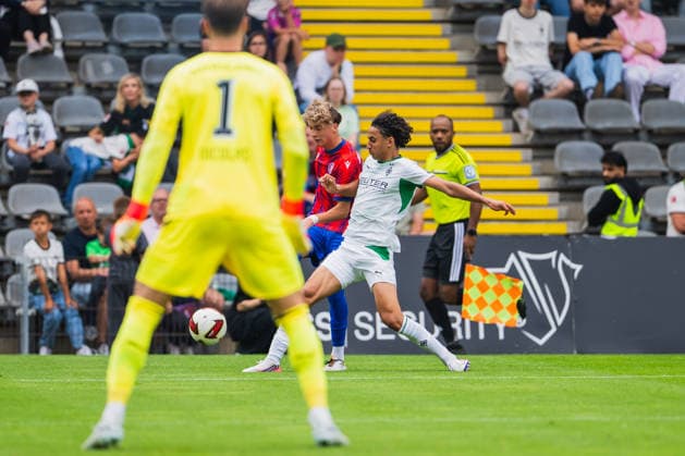 Sam Sausmikat (Wuppertaler SV, 11) im Zweikampf mit Wael Mohya (Borussia Moenchengladbach, 36) Wuppertaler SV vs. Borussia Moenchengladbach, Fussball, Freundschaftsspiel, Saison 2026 27, 18.07.2026, Wuppertaler SV vs. Borussia Moenchengladbach, Fussball, Freundschaftsspiel, Saison 2026 27, 18.07.2026 Wuppertal *** Sam Sausmikat (Wuppertaler SV, 11) in a tackle with Wael Mohya (Borussia Mönchengladbach, 36). Wuppertaler SV vs. Borussia Mönchengladbach, soccer, friendly match, 2026–27 season, July 18, 2026, Wuppertaler SV vs. Borussia Mönchengladbach, soccer, friendly match, 2026–27 season, July 18, 2026, Wuppertal Copyright: xEibner-Pressefoto LukasxBaldygax EP_LBA