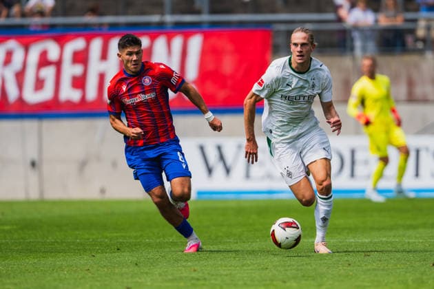 Duje Goles (Wuppertaler SV, 08) im Zweikampf mit David Herold (Borussia Moenchengladbach, 20) Wuppertaler SV vs. Borussia Moenchengladbach, Fussball, Freundschaftsspiel, Saison 2026 27, 18.07.2026, Wuppertaler SV vs. Borussia Moenchengladbach, Fussball, Freundschaftsspiel, Saison 2026 27, 18.07.2026 Wuppertal *** Duje Goles (Wuppertaler SV), No. 8 in a tackle with David Herold (Borussia Mönchengladbach), No. 20; Wuppertaler SV vs. Borussia Mönchengladbach, soccer, friendly match, 2026–27 season, July 18, 2026, Wuppertaler SV vs. Borussia Mönchengladbach, soccer, friendly match, 2026–27 season, July 18, 2026, Wuppertal Copyright: xEibner-Pressefoto LukasxBaldygax EP_LBA
