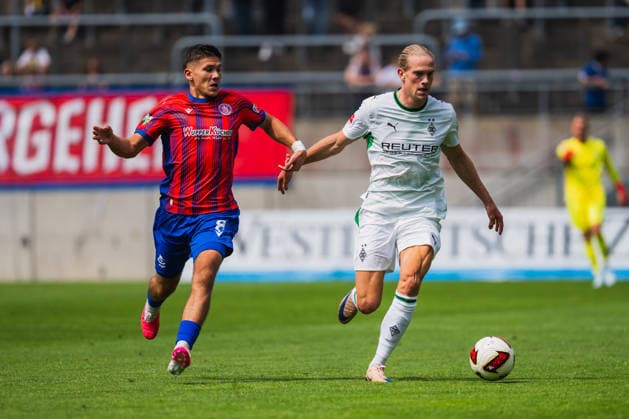 Duje Goles (Wuppertaler SV, 08) im Zweikampfmit David Herold (Borussia Moenchengladbach, 20) Wuppertaler SV vs. Borussia Moenchengladbach, Fussball, Freundschaftsspiel, Saison 2026 27, 18.07.2026, Wuppertaler SV vs. Borussia Moenchengladbach, Fussball, Freundschaftsspiel, Saison 2026 27, 18.07.2026 Wuppertal *** Duje Goles (Wuppertaler SV), No. 8, in a tackle with David Herold (Borussia Mönchengladbach), No. 20; Wuppertaler SV vs. Borussia Mönchengladbach, soccer, friendly match, 2026–27 season, July 18, 2026, Wuppertaler SV vs. Borussia Mönchengladbach, soccer, friendly match, 2026–27 season, July 18, 2026, Wuppertal Copyright: xEibner-Pressefoto LukasxBaldygax EP_LBA