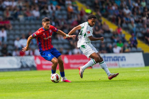 Duje Goles (Wuppertaler SV, 08) im Zweikampf mit Edin Biber Borussia Moenchengladbach, 24) Wuppertaler SV vs. Borussia Moenchengladbach, Fussball, Freundschaftsspiel, Saison 2026 27, 18.07.2026, Wuppertaler SV vs. Borussia Moenchengladbach, Fussball, Freundschaftsspiel, Saison 2026 27, 18.07.2026 Wuppertal *** Duje Goles (Wuppertaler SV), No. 08, in a tackle with Edin Biber (Borussia Mönchengladbach), No. 24; Wuppertaler SV vs. Borussia Mönchengladbach, soccer, friendly match, 2026–27 season, July 18, 2026, Wuppertaler SV vs. Borussia Mönchengladbach, soccer, friendly match, 2026–27 season, July 18, 2026, Wuppertal Copyright: xEibner-Pressefoto LukasxBaldygax EP_LBA