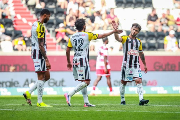 SOCCER - LASK vs Duesseldorf, test match LINZ,AUSTRIA,18.JUL.26 - SOCCER - ADMIRAL Bundesliga, 3. Liga, Linzer ASK vs Fortuna Duesseldorf, test match. Image shows the rejoicing of Ramiz Harakate (LASK) and Sascha Horvath (LASK).  GEPAxpictures xManuelxBinder