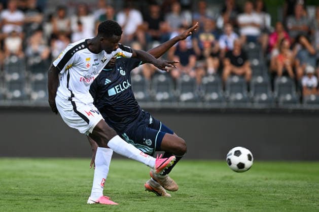 SOCCER - Altach vs Grasshoppers, test match ALTACH,AUSTRIA,18.JUL.26 - SOCCER - ADMIRAL Bundesliga, Super League, SCR Altach vs Grasshopper Club Zuerich, test match. Image shows Ousmane Diawara (Altach) and Abdoulaye Diaby (Grashoppers).  GEPAxpictures xOliverxLerch