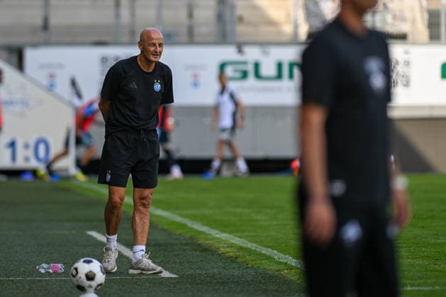 SOCCER - Altach vs Grasshoppers, test match ALTACH,AUSTRIA,18.JUL.26 - SOCCER - ADMIRAL Bundesliga, Super League, SCR Altach vs Grasshopper Club Zuerich, test match. Image shows head coach Peter Zeidler (Grashoppers).  GEPAxpictures xOliverxLerch
