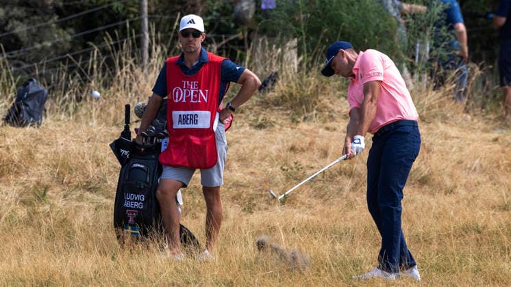 SOUTHPORT, ENGLAND 20260718 Ludvig Aberg spelar in mot första halet medan hans caddie Joe Skovron väntar in slaget pa Royal Birkdale Golf Club. SOUTHPORT ENGLAND x1019x *** SOUTHPORT, ENGLAND 20260718 Ludvig Aberg lines up for his first putt while his caddie, Joe Skovron, waits for the shot at Royal Birkdale Golf Club, SOUTHPORT, ENGLAND x1019x  Copyright: xChristerxHöglund TTx THE OPEN CHAMPIONSHIP GOLF 2026