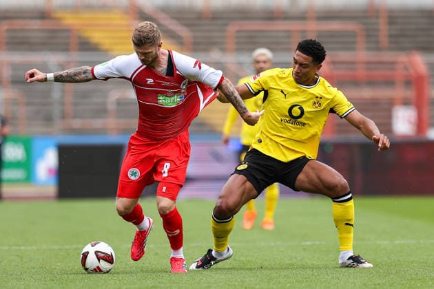 2026.07.18, xkwix, Fußball, Testspiel, Rot-Weiß Oberhausen - Borussia Dortmund, Stadion Niederrhein, Testspiel, Saison 2026 2027: Alexander Mühling (Rot-Weiß Oberhausen 8) im Zweikampf gegen Jobe Bellingham (Borussia Dortmund 7) DFB regulations prohibit any use of photographs as image sequences and or quasi-video. Photo: xKamilxWilkowskixPressefotoKochx Nordrhein-Westfalen Deutschland *** July 18, 2026, xkwix, Soccer, Friendly Match, Rot-Weiß Oberhausen vs. Borussia Dortmund, Niederrhein Stadium, Friendly Match, 2026–2027 season: Alexander Mühling of Rot-Weiß Oberhausen (8) in a tackle against Jobe Bellingham of Borussia Dortmund (7). DFB regulations prohibit any use of photographs as image sequences and or quasi-video. Photo: xKamilxWilkowskixPressefotoKochx, North Rhine-Westphalia, Germany