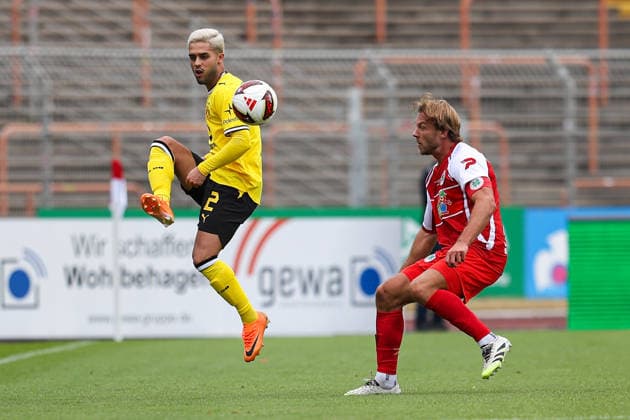2026.07.18, xkwix, Fußball, Testspiel, Rot-Weiß Oberhausen - Borussia Dortmund, Stadion Niederrhein, Testspiel, Saison 2026 2027: Yan Couto (Borussia Dortmund 2) im Zweikampf gegen Pierre Fassnacht (Rot-Weiß Oberhausen 3) DFB regulations prohibit any use of photographs as image sequences and or quasi-video. Photo: xKamilxWilkowskixPressefotoKochx Nordrhein-Westfalen Deutschland *** July 18, 2026, xkwix, Soccer, Friendly Match, Rot-Weiß Oberhausen vs. Borussia Dortmund, Niederrhein Stadium, Friendly Match, 2026–2027 season: Yan Couto (Borussia Dortmund 2) in a tackle against Pierre Fassnacht (Rot-Weiß Oberhausen 3). DFB regulations prohibit any use of photographs as image sequences and or quasi-video. Photo: xKamilxWilkowskixPressefotoKochx, North Rhine-Westphalia, Germany