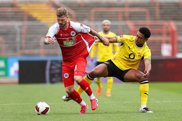 2026.07.18, xkwix, Fußball, Testspiel, Rot-Weiß Oberhausen - Borussia Dortmund, Stadion Niederrhein, Testspiel, Saison 2026 2027: Alexander Mühling (Rot-Weiß Oberhausen 8) im Zweikampf gegen Jobe Bellingham (Borussia Dortmund 7) DFB regulations prohibit any use of photographs as image sequences and or quasi-video. Photo: xKamilxWilkowskixPressefotoKochx Nordrhein-Westfalen Deutschland *** July 18, 2026, xkwix, Soccer, Friendly Match, Rot-Weiß Oberhausen vs. Borussia Dortmund, Niederrhein Stadium, Friendly Match, 2026–2027 season: Alexander Mühling of Rot-Weiß Oberhausen (8) in a tackle against Jobe Bellingham of Borussia Dortmund (7). DFB regulations prohibit any use of photographs as image sequences and or quasi-video. Photo: xKamilxWilkowskixPressefotoKochx, North Rhine-Westphalia, Germany