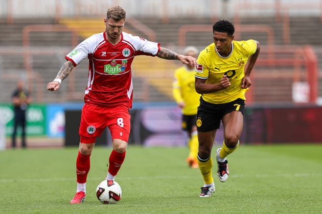 2026.07.18, xkwix, Fußball, Testspiel, Rot-Weiß Oberhausen - Borussia Dortmund, Stadion Niederrhein, Testspiel, Saison 2026 2027: Alexander Mühling (Rot-Weiß Oberhausen 8) im Zweikampf gegen Jobe Bellingham (Borussia Dortmund 7) DFB regulations prohibit any use of photographs as image sequences and or quasi-video. Photo: xKamilxWilkowskixPressefotoKochx Nordrhein-Westfalen Deutschland *** July 18, 2026, xkwix, Soccer, Friendly Match, Rot-Weiß Oberhausen vs. Borussia Dortmund, Niederrhein Stadium, Friendly Match, 2026–2027 season: Alexander Mühling of Rot-Weiß Oberhausen (8) in a tackle against Jobe Bellingham of Borussia Dortmund (7). DFB regulations prohibit any use of photographs as image sequences and or quasi-video. Photo: xKamilxWilkowskixPressefotoKochx, North Rhine-Westphalia, Germany