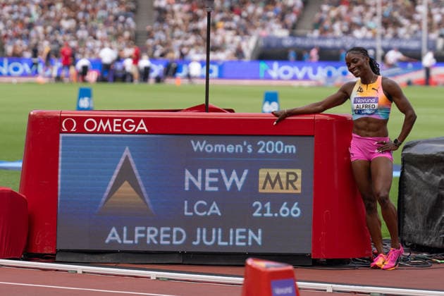 Sport Bilder des Tages July 18, 2026, London, United Kingdom: Julien Alfred of Saint Lucia poses in front of the scoreboard displaying her meeting record after winning the women s 200m in 21.66 during the Novuna London Athletics Meet at London Stadium. London United Kingdom - ZUMAh209 20260718_zsp_h209_031 Copyright: xAlixHabibx