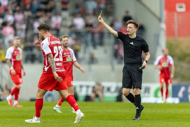 Schiedsrichter Thibaut Scheer zeigt Nils Winter (Rot-Weiss Oberhausen) die gelbe Karte waehrend des Freundschaftsspiels in der Saisonvorbereitung zwischen Rot-Weiß Oberhausen und Borussia Dortmund im Stadion Niederrhein am 18. Juli 2026 in Oberhausen, Deutschland. (Foto von Mario Hommes DeFodi Images) +++ Schiedsrichter Thibaut Scheer zeigt Nils Winter (Rot-Weiss Oberhausen) the yellow card during the during the pre-season friendly match between Rot-Weiss Oberhausen and Borussia Dortmund at Stadion Niederrhein on July 18, 2026 in Oberhausen, Germany. (Photo by Mario Hommes DeFodi Images) - *** Referee Thibaut Scheer shows Nils Winter of Rot-Weiss Oberhausen a yellow card during the preseason friendly match between Rot-Weiss Oberhausen and Borussia Dortmund at Stadion Niederrhein on July 18, 2026, in Oberhausen, Germany. Photo by Mario Hommes, DeFodi Images. Referee Thibaut Scheer shows Nils Winter of Rot-Weiss Oberhausen a yellow card during the preseason friendly match between Rot-Weiss Oberhausen and Borussia Dortmund at Stadion Niederrhein on July 18, 2026, in Oberhausen, Germany. Photo by Mario Hommes, DeFodi Images.