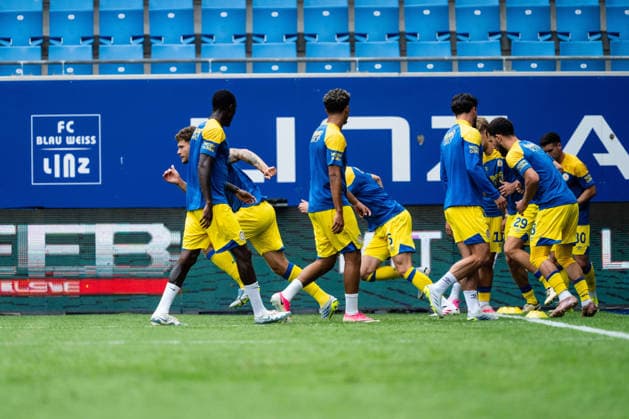 SOCCER - Linz vs Braunschweig, test match LINZ,AUSTRIA,18.JUL.26 - SOCCER - ADMIRAL 2. Liga, 2. DFL, 2. Deutsche Bundesliga, FC Blau Weiss Linz vs Eintracht Braunschweig, test match. Image shows the warm up of Braunschweig.  GEPAxpictures xJulioxArellano