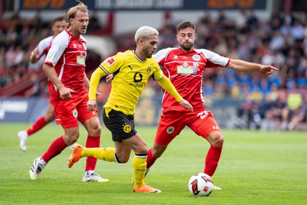 18.07.2026, GER Deutschland, Fussball, Saison 2026 2027, Testspiel zwischen Rot Weiß Oberhausen vs. Borussia Dortmund Zweikampf zwischen Yan Couto (Borussia Dortmund, 2) und Pierre Fassnacht (Rot Weiß Oberhausen, RWO, 3), Michel Niemeyer (Rot Weiß Oberhausen, RWO, 29) Oberhausen Stadion Niederrhein Nordrhein Westfalen Deutschland *** July 18, 2026, GER Germany, Soccer, 2026–2027 Season, Friendly match between Rot-Weiß Oberhausen and Borussia Dortmund; tackle between Yan Couto (Borussia Dortmund, No. 2) and Pierre Fassnacht (Rot-Weiß Oberhausen, RWO, No. 3); Michel Niemeyer (Rot-Weiß Oberhausen, RWO, No. 29); Oberhausen Stadium, Lower Rhine, North Rhine-Westphalia, Germany Copyright: xnordphotoxGmbHx xSchulzex