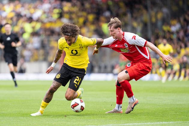 18.07.2026, GER Deutschland, Fussball, Saison 2026 2027, Testspiel zwischen Rot Weiß Oberhausen vs. Borussia Dortmund Zweikampf zwischen Simon Ludwig (Rot Weiß Oberhausen, RWO, 24) und Fabio Silva (Borussia Dortmund, 21) Oberhausen Stadion Niederrhein Nordrhein Westfalen Deutschland *** July 18, 2026, GER Germany, Soccer, 2026–2027 season, Friendly match between Rot-Weiß Oberhausen and Borussia Dortmund; Head-to-head between Simon Ludwig (Rot-Weiß Oberhausen, RWO, 24) and Fabio Silva (Borussia Dortmund, 21); Oberhausen Stadium, Lower Rhine, North Rhine-Westphalia, Germany Copyright: xnordphotoxGmbHx xSchulzex