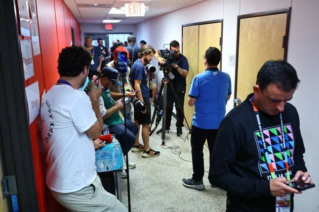 Media representatives seen working from crammed Media Centre while the heavy raining and lightnings passing by Spain Team Training, 2026 FIFA World Cup, WM, Weltmeisterschaft, Fussball New York, New Jersey, USA - 18 Jul 2026 New York (NY) United States of America  Copyright: xMichaelxZemanek Shutterstockx 16996220q