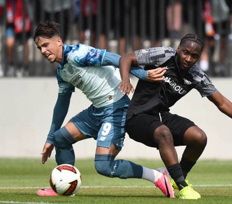 Sport Bilder des Tages 18.07.2026, xophax, Fussball 1.Bundesliga, Bayer 04 Leverkusen. Testspiel : SF Baumberg gegen Bayer 04 Leverkusen . Afonso Moreira ( Bayer 04 ) , links Monheim *** July 18, 2026, xophax, Soccer, Bundesliga 1, Bayer 04 Leverkusen Friendly Match: SF Baumberg vs. Bayer 04 Leverkusen, Afonso Moreira (Bayer 04), left, Monheim