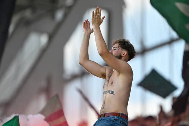 SOCCER - Wacker vs Chemie Leipzig, test match INNSBRUCK,AUSTRIA,18.JUL.26 - SOCCER - ADMIRAL 2.Liga, Regionalliga Nordost, FC Wacker Innsbruck vs BSG Chemie Leipzig, test match. Image shows a feature with a fan of Wacker.  GEPAxpictures xDanielxSchoenherr