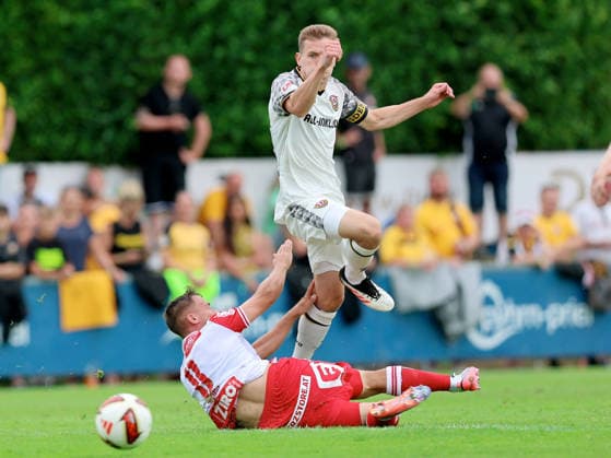 SOCCER - GAK vs Dresden, test match WINDISCHGARSTEN,AUSTRIA,18.JUL.26 - SOCCER - ADMIRAL Bundesliga, 2. DFL, 2. Deutsche Bundesliga, Grazer AK 1902 vs Dynamo Dresden, test match. Image shows Tobias Koch (GAK) and Lars Buenning (Dynamo Dresden).  GEPAxpictures xHansxOberlaender