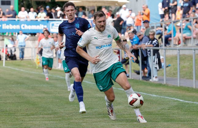 CFC vs Greuther Fürth U23 18.07.2026 Chemnitz, Stadion an der Irkutsker Straße, Fussball, Regionalliga Nordost, , Testspiel , CFC, CFC vs Greuther Fürth U23 David Vogt hinter Scholz Yannik Chemnitz Sachsen BRD *** CFC vs. Greuther Fürth U23, July 18, 2026, Chemnitz, Stadion an der Irkutsker Straße, Sports, Soccer, Northeast Regional League, , Friendly Match, CFC, CFC vs. Greuther Fürth U23, David Vogt behind Yannik Scholz, Chemnitz, Saxony, Germany