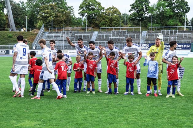 Fussball, 3.Liga Saison 2026 2027 Testspiel Bonner SC - MSV Duisburg 18.07.2026, Sportpark Nord MSV Duisburg beim Einlauf Bonn Sportpark Nord Nordrhein-Westfalen Deutschland *** Sports, Soccer, 3rd Division, 2026–2027 Season, Friendly Match: Bonner SC vs. MSV Duisburg, July 18, 2026, Sportpark Nord, MSV Duisburg during the pre-game warm-up, Bonn, Sportpark Nord, North Rhine-Westphalia, Germany