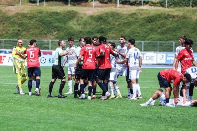 Fussball, 3.Liga Saison 2026 2027 Testspiel Bonner SC - MSV Duisburg 18.07.2026, Sportpark Nord Rangelei auf dem Spielfeld in der ersten Halbzeit Bonn Sportpark Nord Nordrhein-Westfalen Deutschland *** Sports, Soccer, 3rd Division, 2026–2027 Season, Friendly Match: Bonner SC vs. MSV Duisburg, July 18, 2026, Sportpark Nord, Scuffle on the Field in the First Half, Bonn, Sportpark Nord, North Rhine-Westphalia, Germany