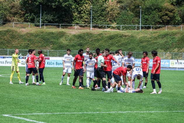 Fussball, 3.Liga Saison 2026 2027 Testspiel Bonner SC - MSV Duisburg 18.07.2026, Sportpark Nord Rangelei auf dem Spielfeld in der ersten Halbzeit Bonn Sportpark Nord Nordrhein-Westfalen Deutschland *** Sports, Soccer, 3rd Division, 2026–2027 Season, Friendly Match: Bonner SC vs. MSV Duisburg, July 18, 2026, Sportpark Nord, Scuffle on the Field in the First Half, Bonn, Sportpark Nord, North Rhine-Westphalia, Germany
