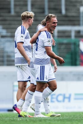 Fussball, 3.Liga Saison 2026 2027 Testspiel Bonner SC - MSV Duisburg 18.07.2026, Sportpark Nord Torjubel MSV Duisburg nach dem Tor zum 4-0 die Spieler freuen sich Bonn Sportpark Nord Nordrhein-Westfalen Deutschland *** Sports, Soccer, 3rd Division, 2026–2027 Season, Friendly Match: Bonner SC vs. MSV Duisburg, July 18, 2026, Sportpark Nord, MSV Duisburg celebrates after scoring the 4–0 goal; the players are delighted, Bonn, Sportpark Nord, North Rhine-Westphalia, Germany