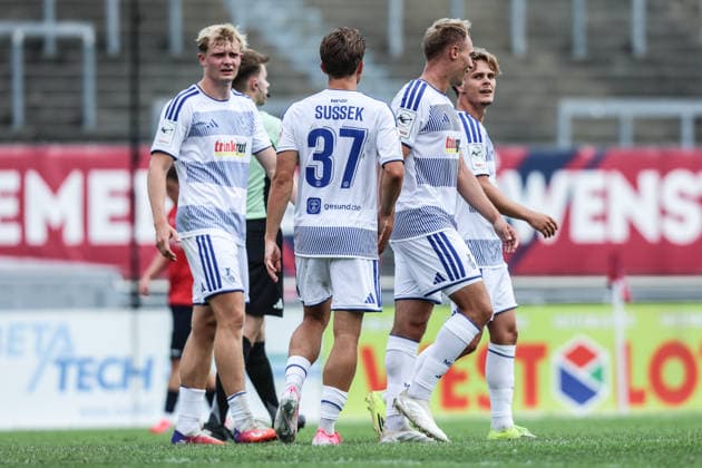 Fussball, 3.Liga Saison 2026 2027 Testspiel Bonner SC - MSV Duisburg 18.07.2026, Sportpark Nord Torjubel MSV Duisburg nach dem Tor zum 4-0 die Spieler freuen sich Bonn Sportpark Nord Nordrhein-Westfalen Deutschland *** Sports, Soccer, 3rd Division, 2026–2027 Season, Friendly Match: Bonner SC vs. MSV Duisburg, July 18, 2026, Sportpark Nord, MSV Duisburg celebrates after scoring the 4–0 goal; the players are delighted, Bonn, Sportpark Nord, North Rhine-Westphalia, Germany
