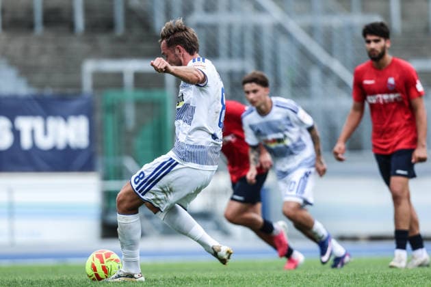 Fussball, 3.Liga Saison 2026 2027 Testspiel Bonner SC - MSV Duisburg 18.07.2026, Sportpark Nord Aljaz Casar (MSV Duisburg, 8) Elfmeter Bonn Sportpark Nord Nordrhein-Westfalen Deutschland *** Sports, Soccer, 3rd Division, 2026–2027 Season, Friendly Match: Bonner SC vs. MSV Duisburg, July 18, 2026, Sportpark Nord, Aljaz Casar (MSV Duisburg), 8 penalty kicks, Bonn, Sportpark Nord, North Rhine-Westphalia, Germany