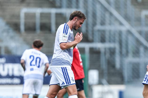Fussball, 3.Liga Saison 2026 2027 Testspiel Bonner SC - MSV Duisburg 18.07.2026, Sportpark Nord Aljaz Casar (MSV Duisburg, 8) nach einen vergebenen Elfmeter Bonn Sportpark Nord Nordrhein-Westfalen Deutschland *** Sports, Soccer, 3rd Division, 2026–2027 Season, Friendly Match: Bonner SC vs. MSV Duisburg, July 18, 2026, Sportpark Nord, Aljaz Casar (MSV Duisburg), 8–0 after a missed penalty kick, Bonn, Sportpark Nord, North Rhine-Westphalia, Germany