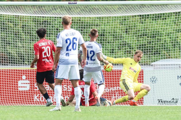Fussball, 3.Liga Saison 2026 2027 Testspiel Bonner SC - MSV Duisburg 18.07.2026, Sportpark Nord Tor zum 1-4 für den Bonner SC Bonn Sportpark Nord Nordrhein-Westfalen Deutschland *** Sports, Soccer, 3rd Division, 2026–2027 Season, Friendly Match: Bonner SC vs. MSV Duisburg, July 18, 2026, Sportpark Nord, Goal 1–4 for Bonner SC, Bonn, Sportpark Nord, North Rhine-Westphalia, Germany