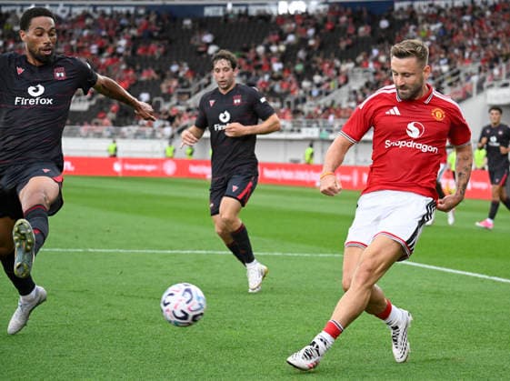 LKS 20260718 Wrexham s Zak Vyner (L) and Manchester United, ManU s Luke Shaw during football opening pre-season friendly match between Manchester United and Wrexham AFC at Helsinki Olympic Stadium in Helsinki, Finland on July 18, 2026. - MARKKU ULANDER Helsinki Finland GxBVXB3OdOE  Copyright: xMarkkuxUlanderx GxBVXB3OdOE