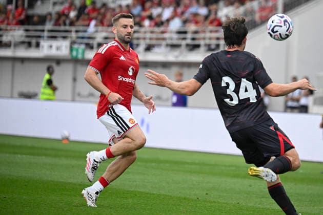 LKS 20260718 Manchester United, ManU s Luke Shaw (L) and Wrexham s Aaron James during football opening pre-season friendly match between Manchester United and Wrexham AFC at Helsinki Olympic Stadium in Helsinki, Finland on July 18, 2026. - MARKKU ULANDER Helsinki Finland 37xVDLskPNU  Copyright: xMarkkuxUlanderx 37xVDLskPNU