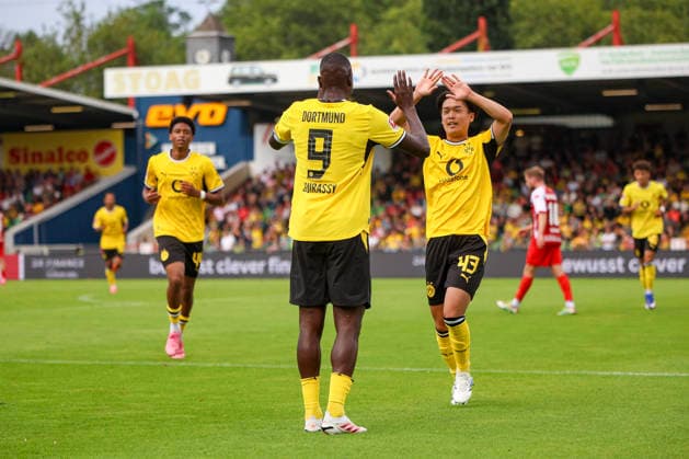 18.07.2026, GER, Fussball, Herren, Vorbereitungsspiel, Saison 2026 2027, Rot-Weiß Oberhausen - Borussia Dortmund Serhou Guirassy (BVB) Torjubel, jubelt nach ihrem Treffer zum 1:2 mit Takato Yamamoto (BVB) Oberhausen Stadion Niederrhein Nordrhein-Westfalen Deutschland *** July 18, 2026, GER, Soccer, Men s, Preseason Match, 2026–2027 Season, Rot-Weiß Oberhausen vs. Borussia Dortmund, Serhou Guirassy (BVB) celebrates his goal to make it 1–2 with Takato Yamamoto (BVB), Oberhausen Stadium, Lower Rhine, North Rhine-Westphalia, Germany Copyright: xAdrianxSchlüterx