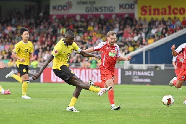 Serhou Guirassy (Borussia Dortmund) erzielt mit diesem Schuss das Tor zum 1:2 18.07.2026, Fussball 1. Bundesliga, Saison 2026 2027, Testspiel, Rot-Weiß Oberhausen - Borussia Dortmund Oberhausen Niederrheinstadion Nordrhein Westfalen Deutschland *** Serhou Guirassy of Borussia Dortmund scores the goal with this shot on 1 2 18 07 2026, Soccer 1 Bundesliga, 2026–2027 season, Friendly Match, Rot-Weiß Oberhausen vs. Borussia Dortmund, Niederrheinstadion, North Rhine-Westphalia, Germany Team2