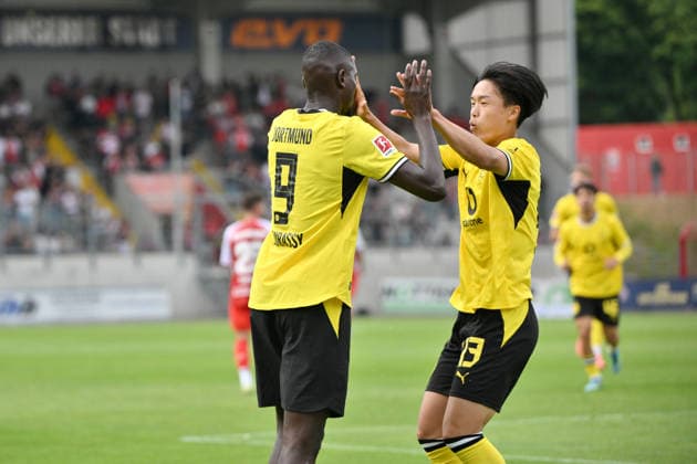 Jubel 1:2, Serhou Guirassy (Borussia Dortmund), li., und Takato Yamamoto (Borussia Dortmund) 18.07.2026, Fussball 1. Bundesliga, Saison 2026 2027, Testspiel, Rot-Weiß Oberhausen - Borussia Dortmund Oberhausen Niederrheinstadion Nordrhein Westfalen Deutschland *** Celebration 1 2, Serhou Guirassy of Borussia Dortmund (left), and Takato Yamamoto of Borussia Dortmund, July 18, 2026, Soccer, Bundesliga 1, 2026–2027 season, friendly match, Rot-Weiß Oberhausen vs. Borussia Dortmund, Oberhausen, Niederrheinstadion, North Rhine-Westphalia, Germany Team2