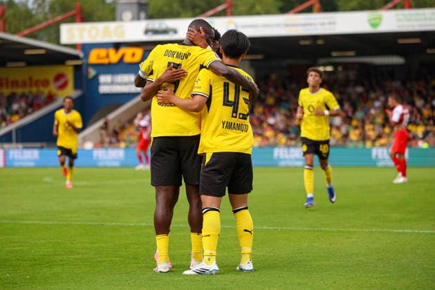 18.07.2026, GER, Fussball, Herren, Vorbereitungsspiel, Saison 2026 2027, Rot-Weiß Oberhausen - Borussia Dortmund Serhou Guirassy (BVB) Torjubel, jubelt mit ihrer Mannschaft nach dem Treffer zum 1:2 Oberhausen Stadion Niederrhein Nordrhein-Westfalen Deutschland *** July 18, 2026, GER, Soccer, Men s, Preseason Match, 2026–2027 Season, Rot-Weiß Oberhausen vs. Borussia Dortmund, Serhou Guirassy (BVB) celebrates a goal, cheering with his team after scoring to make it 1–2, Oberhausen Stadium, Lower Rhine, North Rhine-Westphalia, Germany Copyright: xAdrianxSchlüterx